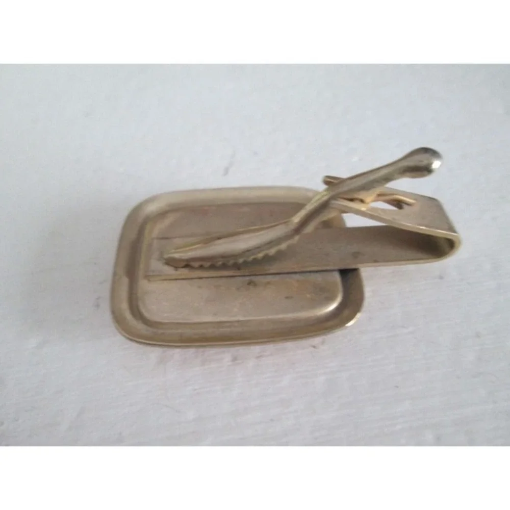 Vintage Western Old‎ West Tie Lapel Clip Red Gold Tone metal Revolver Rustic
